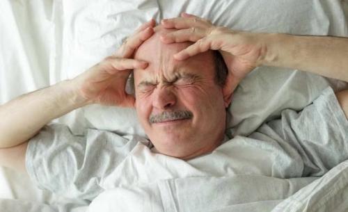 老人失眠，别急着吃安眠药