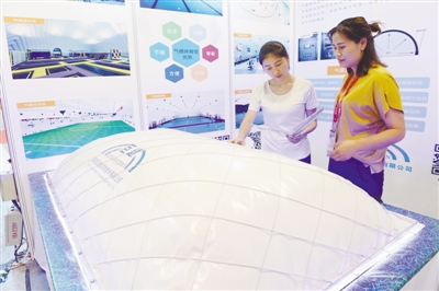 北京参展商展出的巨建膜结构气膜馆