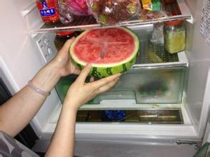 西瓜覆保鲜膜进冰箱储存 更易滋生细菌？