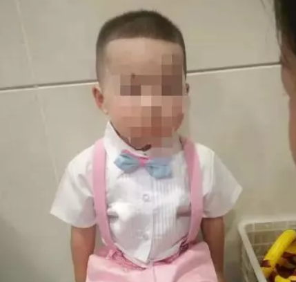 5岁男孩被后妈殴打致死 身前曾被后妈用开水烫过