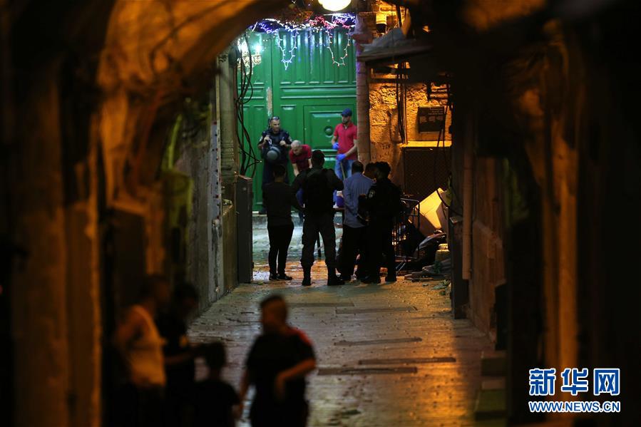 两名巴勒斯坦人刺伤以色列警察，随后被警察开枪打死