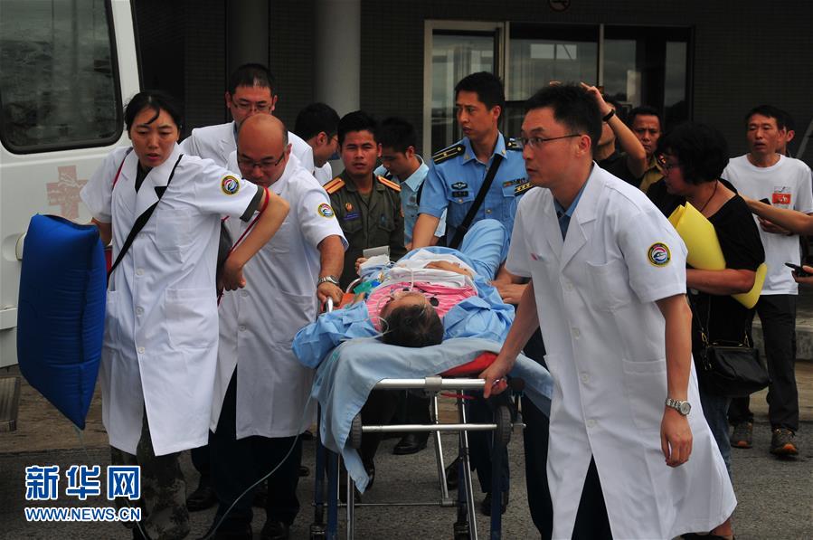 首批在老挝遭遇车祸受伤的中国游客乘机回国
