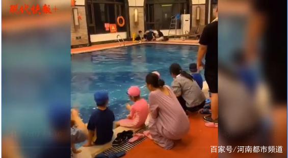 男孩游泳课上溺水身亡！挣扎10分钟教练救生员都没发现