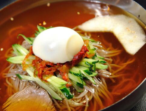 延边朝鲜族美食：冷面与锅包肉也很搭 石锅拌饭很美味