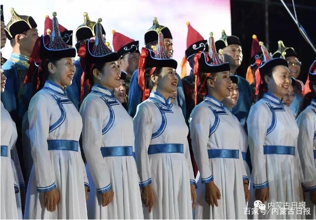 内蒙古第17届草原艺术文化节 合唱团给观众带来视听盛宴