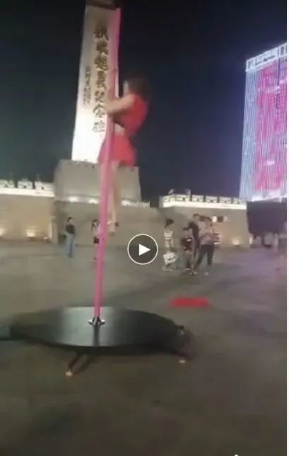 在“秋收起义”广场跳“钢管舞”宣传 这恐怕不合适吧