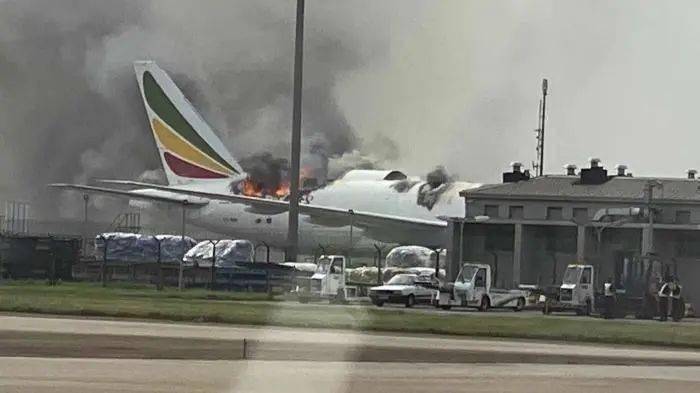 浦东机场一架货机在地面起火 型号为ET3739飞机