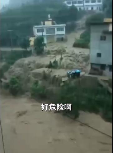 贵州遵义多个乡镇被淹 积水已达4米多